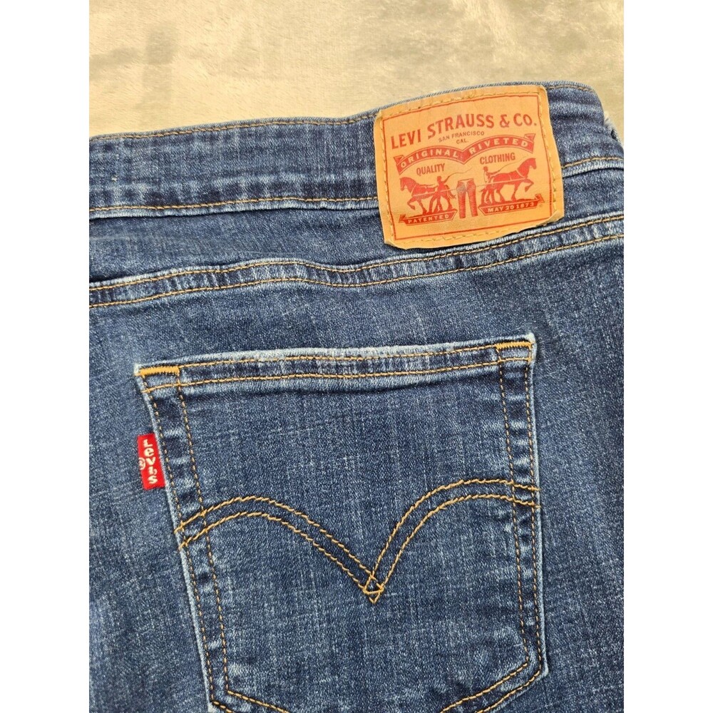 Levi's Women's Boyfriend Fit Distressed Straight Leg Jeans Size 18W - Picture 11 of 11